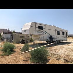 Hitchhiker. 5th Wheel Trailer 