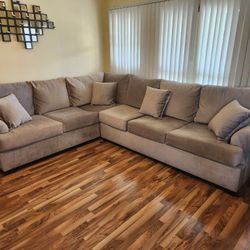Sectional Couch - Great Condition 