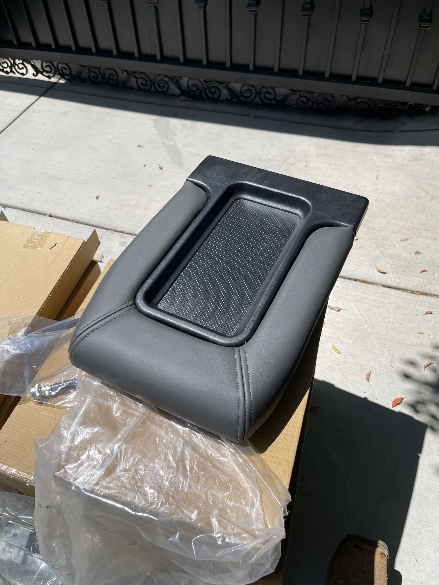 2006 GMC Sierra Center Console Lid