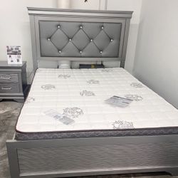 Cama Queen Size Nueva En Su Caja Incluye Colchones Además Incluye Luz En La Cabecera 