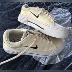 Nike Ivory Courts Legacy Lift ladies sz 10.5h