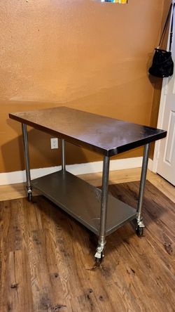 Mesa de metal con llantas