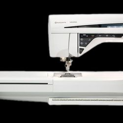 Husqvarna Viking designer Diamond Deluxe Embroidery Machine And Removable Arm