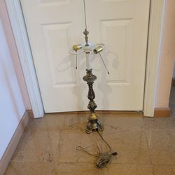 Vtg Ornate Cast Brass Candlestick Table Lamp - Baroque Rococo Double Pull Chain. 30" tall, weight 9lb plus shipping materials.
Good pre-owned, condit