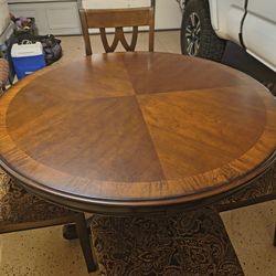 Round dining table