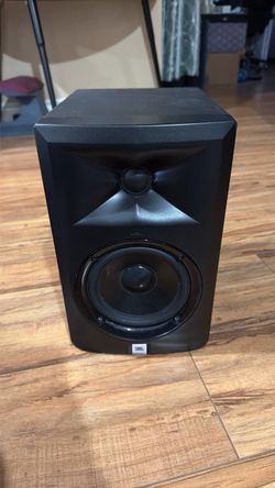 JBL LSR305 Powered Monitor