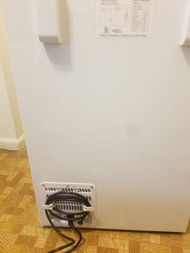 Insignia™ - 3.5 Cu. Ft. Chest Freezer - White Model: NS-CZ35WH9 SKU: 6226000