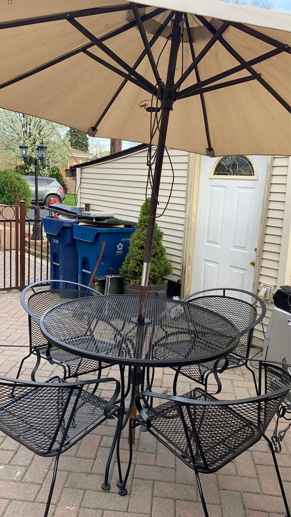 Mesa con paraguas for Sale in Northlake, IL OfferUp
