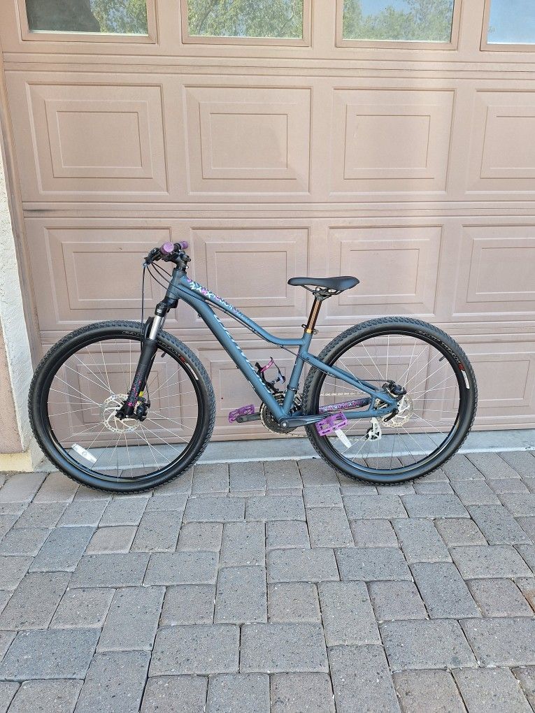 SPECIALIZED JYNX 27.5 INCH MOUNTAIN BIKE LIKE NEW ( CHECK MY OTHER BIKES )