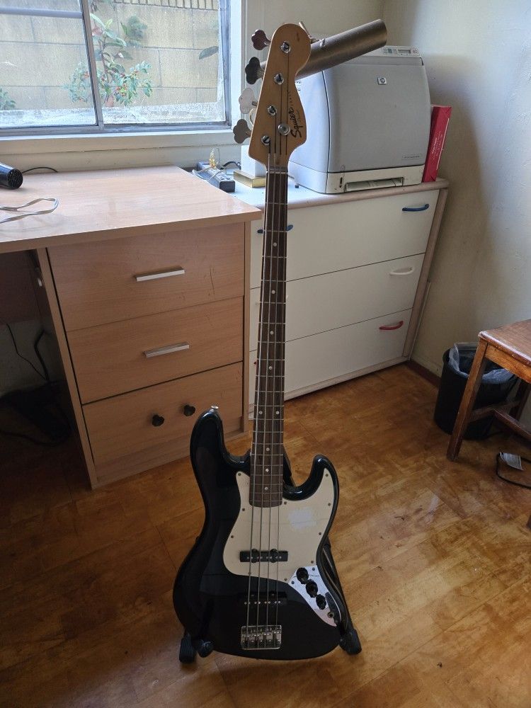 🎸 Squier by Fender J Bass (Affinity Series) + Gig Bag – Great Condition