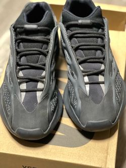 Used Yeezy 700 black with glow accents sz.10.5