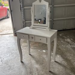 Girls vanity make-up Desk