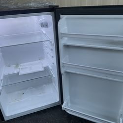 Hisense refrigerator like new