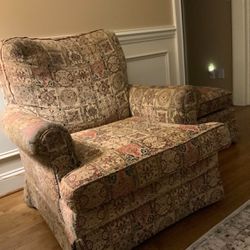 2 Living Room Chairs With Ottomans
