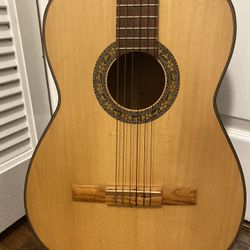 VINTAGE ACOUSTIC WOODEN GUITAR 