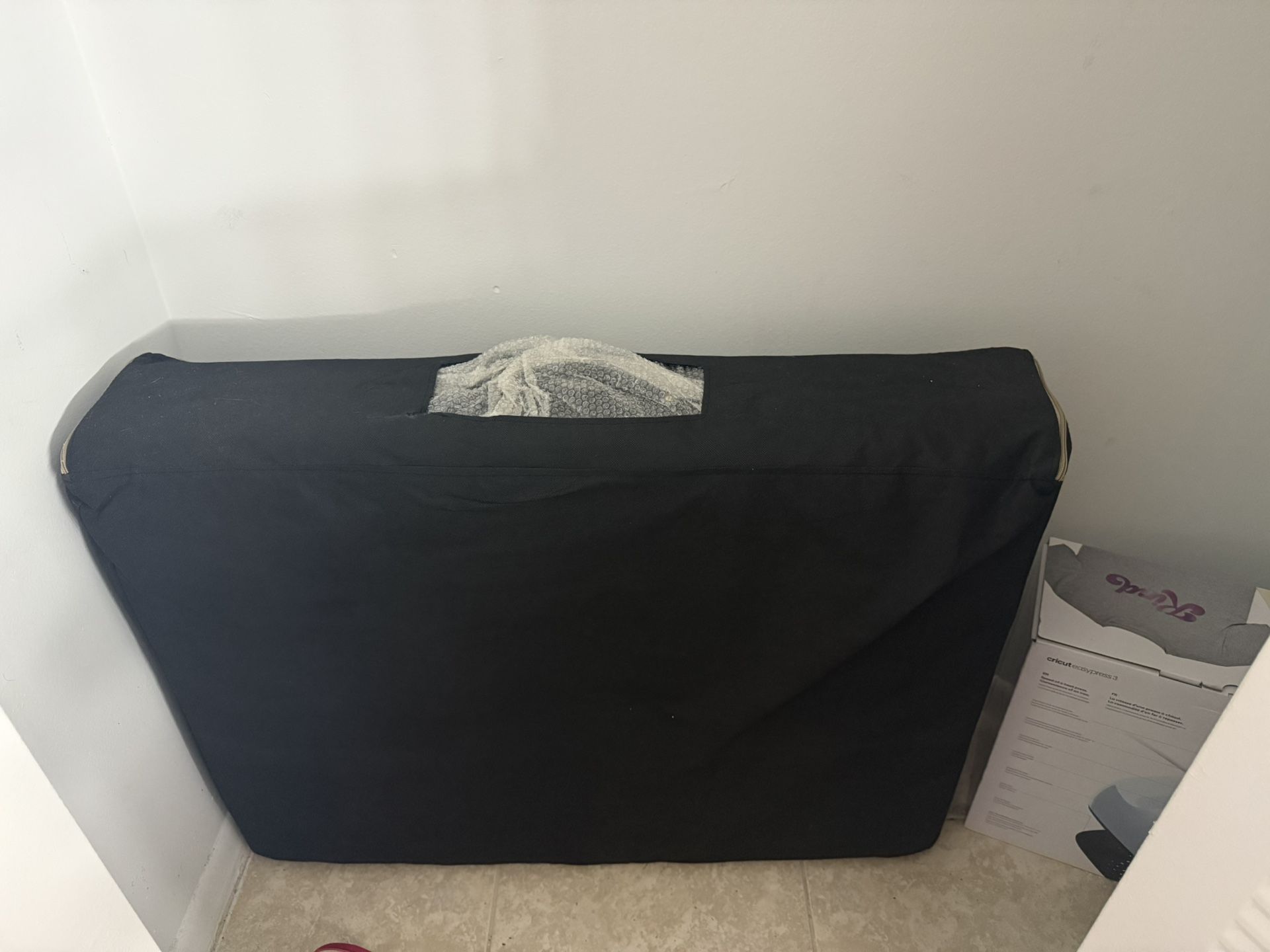 MASSAGE TABLE - NEW USED ONCE 