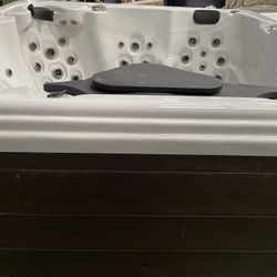 Refurbished 6 Person Strong Spa