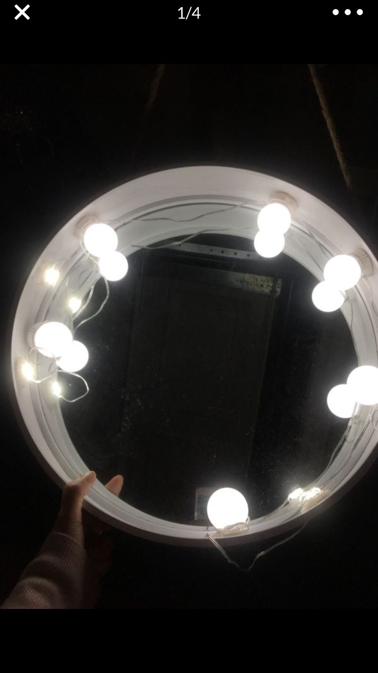 Round vanity mirror with removable lights some are missing take as is price is firm