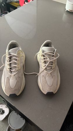 Cream Yeezys  size 11.5