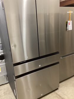 Samsung Bespoke 36 in 29 cu.ft. 4 Door French Door Smart Refrigerator New Scratch and Dent