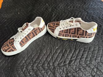 Women’s size 7 Low-Top Sneakers