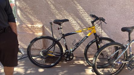 2 Trek 820 Mountain Bikes – Blue & Yellow – 26” Wheels