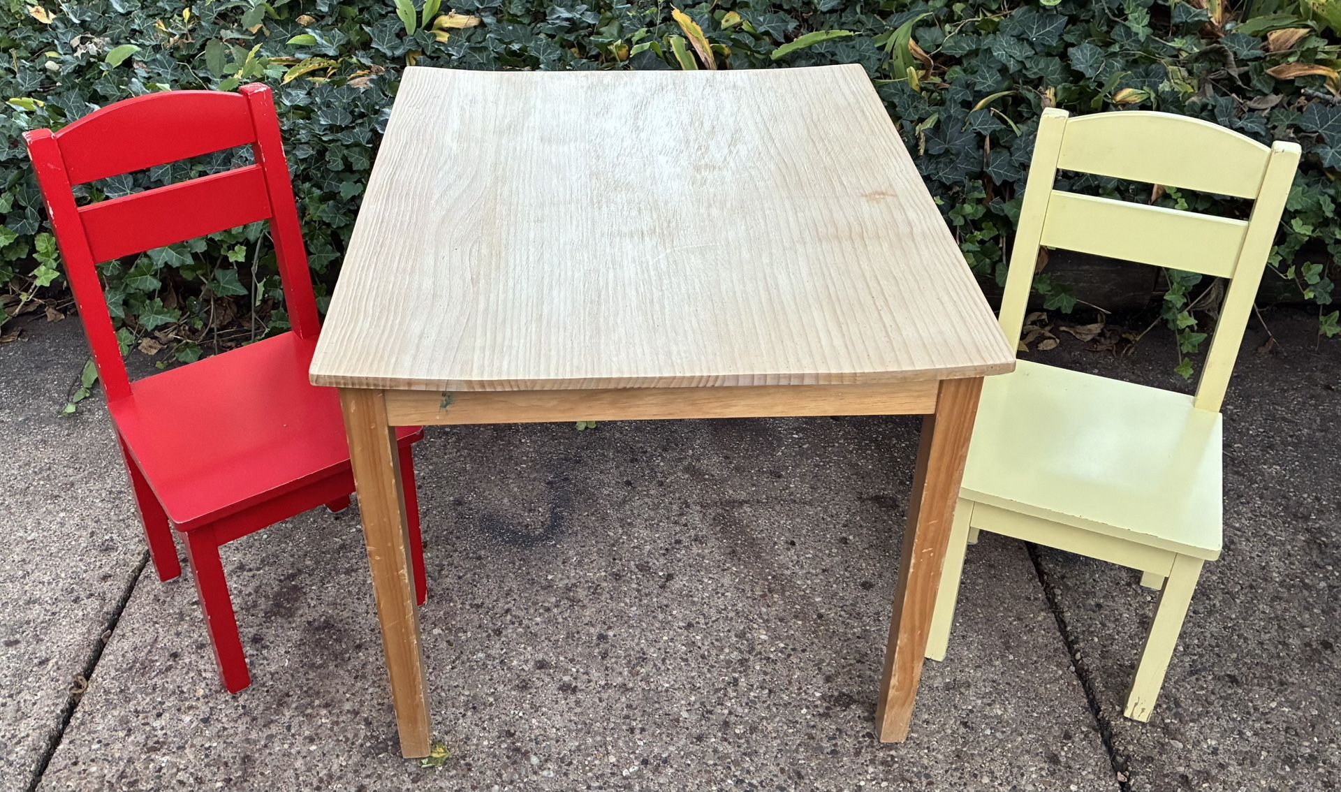 22x26x20 Little Kids’ Table and Chairs