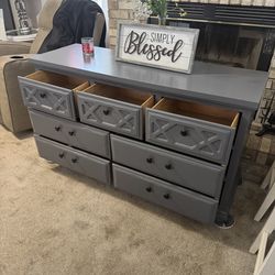 ✨✨GORGEOUS GRAY LONG BUT SHORTER 7 DRAWER DRESSER✨✨