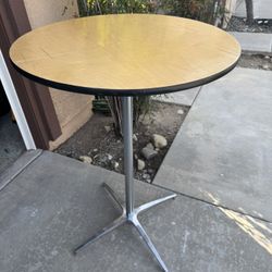 30” Round Table Cocktail Table 