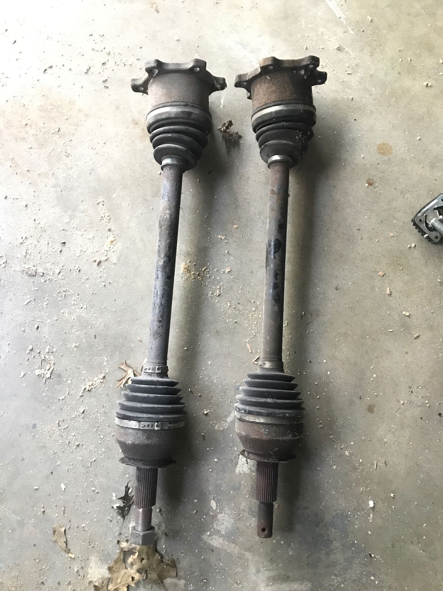 Nissan Armada rest axle set