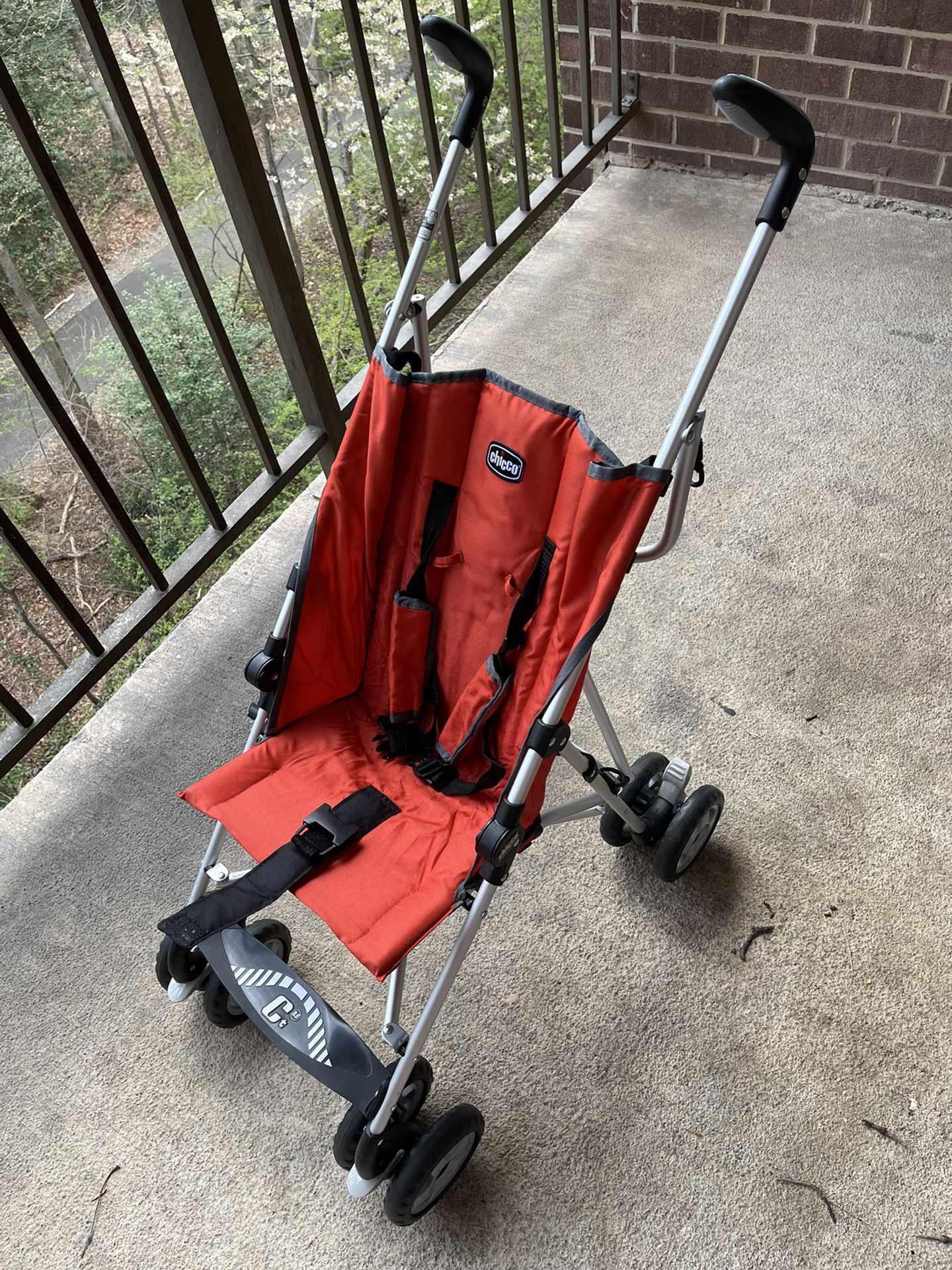 Chicco Portable Stroller With Removable Shade And Mesh Holder On Bottom