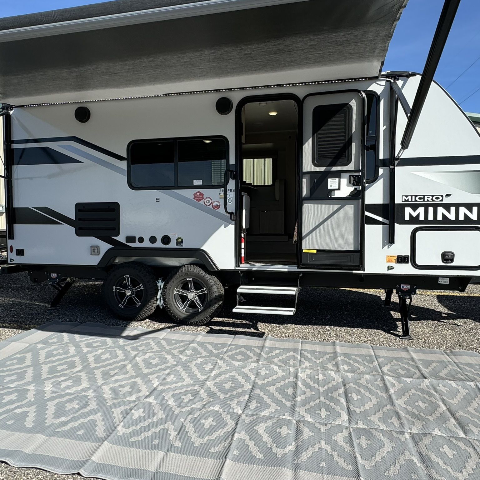 2024 Winnebago Micro Minnie 2108FBS. **ONE OWNER, BRAND NEW CONDITION**