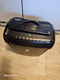 Pin+ Gear  6 sheet crosscut shredder & credit card  working great