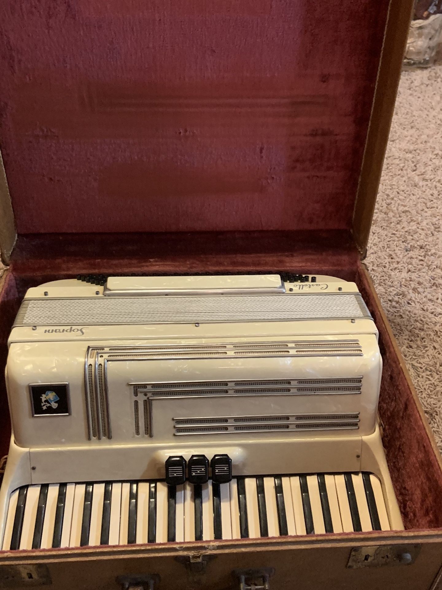 Soprani 120 bass Accordion 3 & 4 Reeds 17" keys, White Accordian Italy G cond.