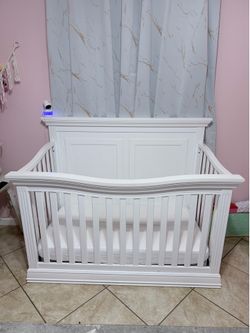 Sorelle Paxton convertible crib