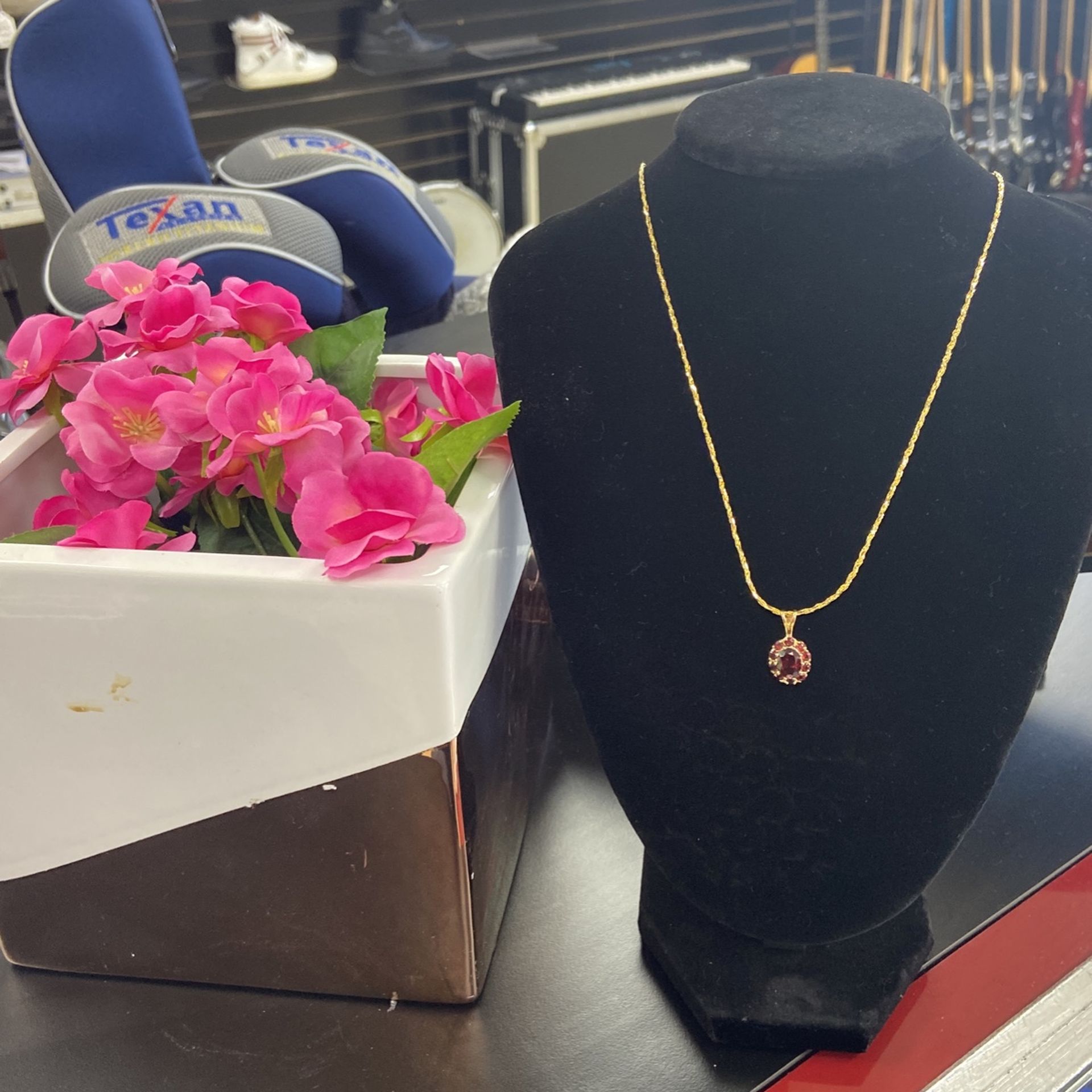 14kt Garnet pendant necklace - Main Image