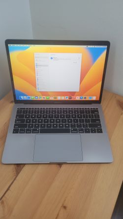 Apple MacBook Pro 13 2017 in 8 GB ram 120 GB hard drive with charger