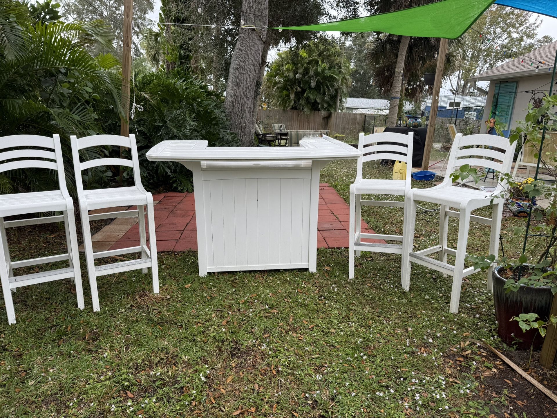 Outdoor Patio Bar With 4 Stools 