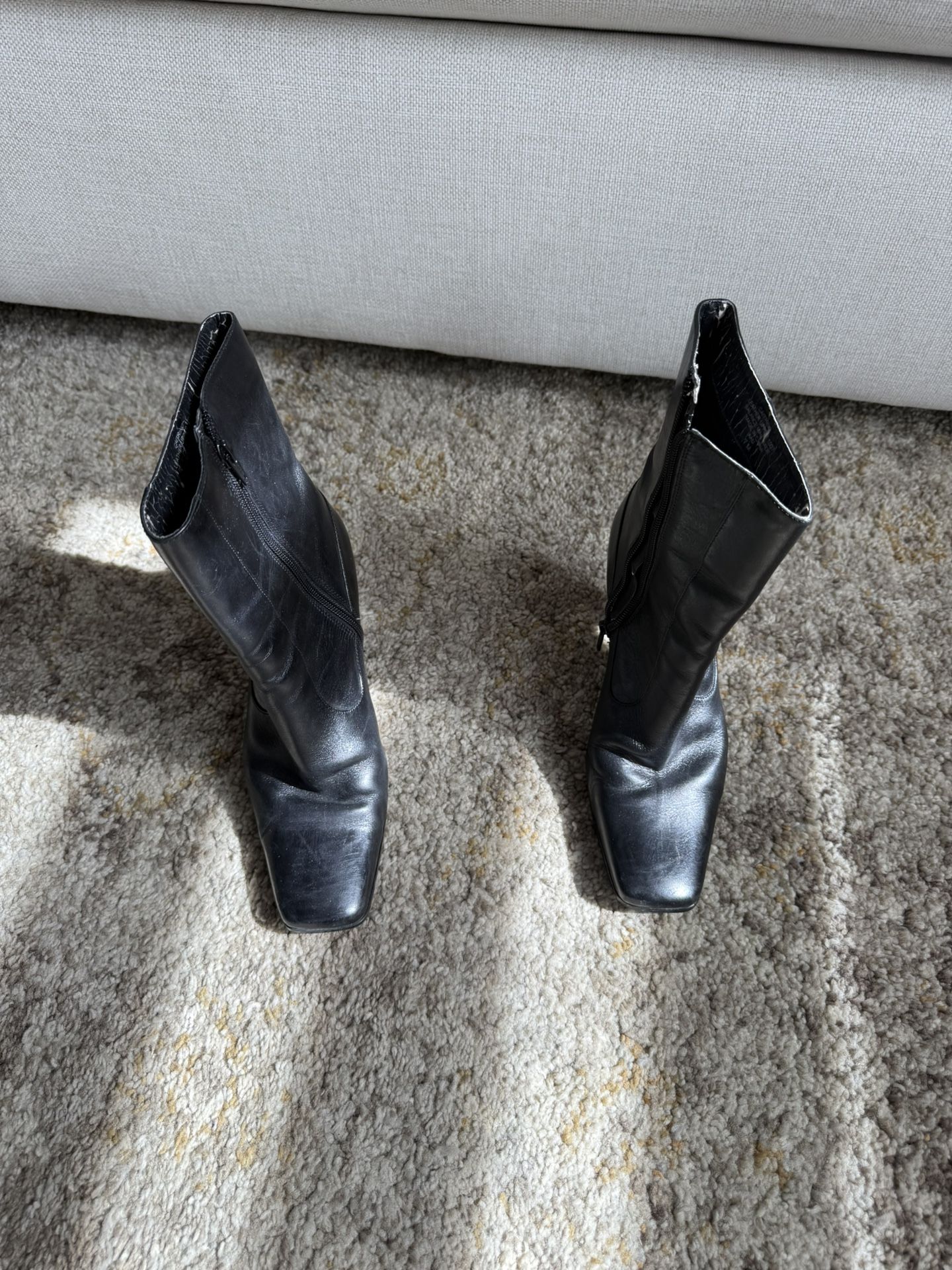 Black boots In Size 7