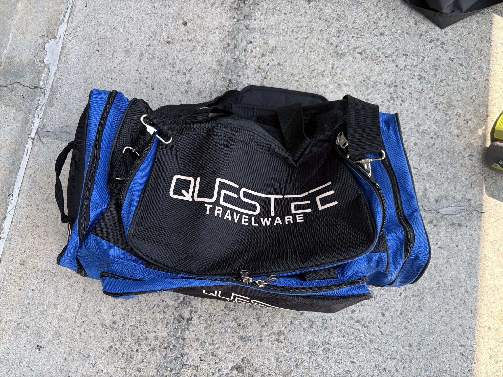 Questee Duffle Bag