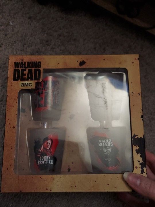THE WALKING DEAD AMC 2013 4 SHOT GLASS SET Daryl, Michonne, Zombies New!!!