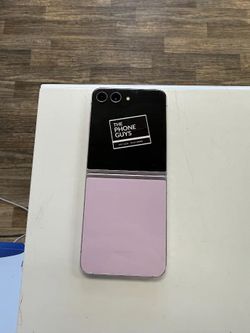 Samsung Galaxy Z Flip 5 (Unlocked) 256GB Good Condition- Payment Plans Available