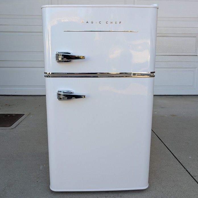 Magic Chef Retro Mini Fridge White HWCR320WE