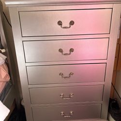 Queen-size bedroom set