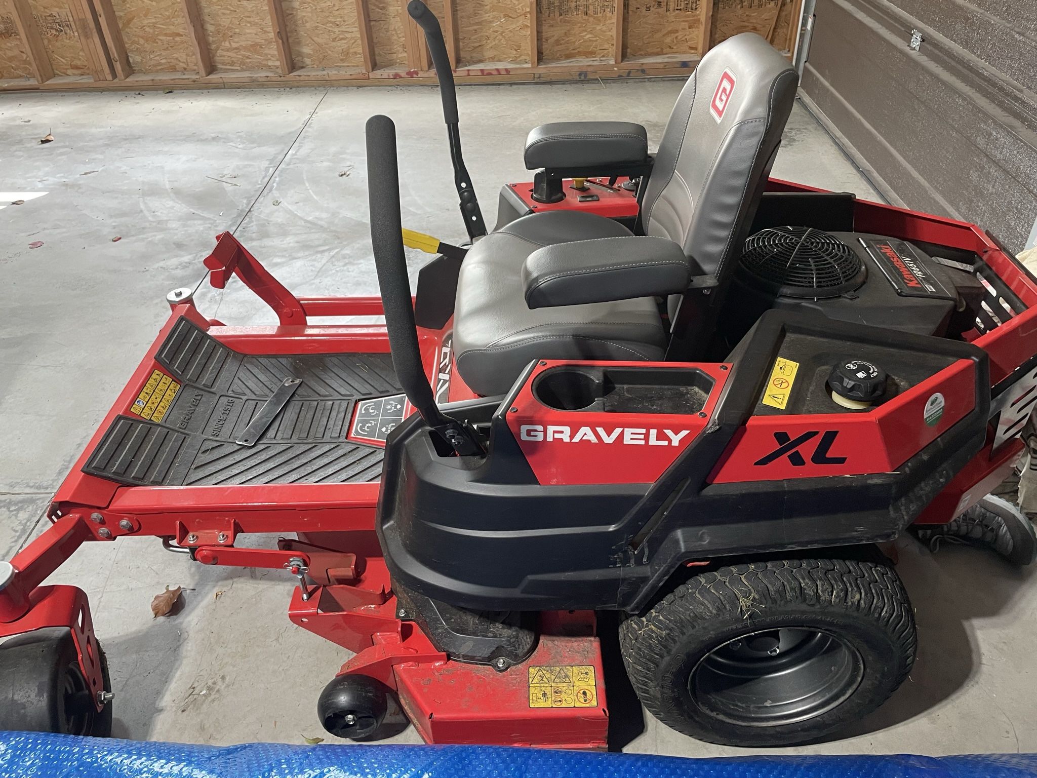 Gravely 42” Zero turn riding Mower