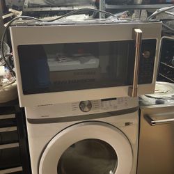 New Open Box Microwave Cafe In Perfect Working Conditions 