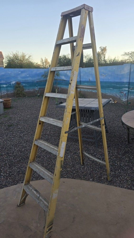 8 Ft Fiberglass Ladder 