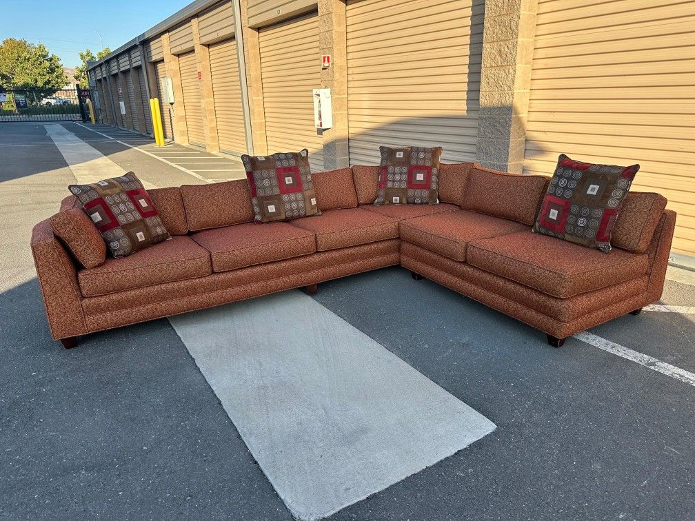 Large sofa sectional, reversible/sofa seccional grande, ajustable
