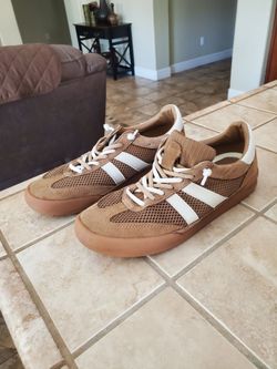 Sneakers women's Size 9