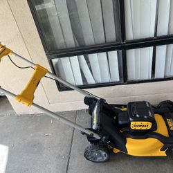 DEWALT 2x20V MAX 21 in. Cordless Battery Powered Self Propelled Lawn Mower(NO BAG OR BATTERIES)